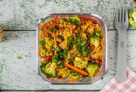 Egg fried rice with chicken and vegetables