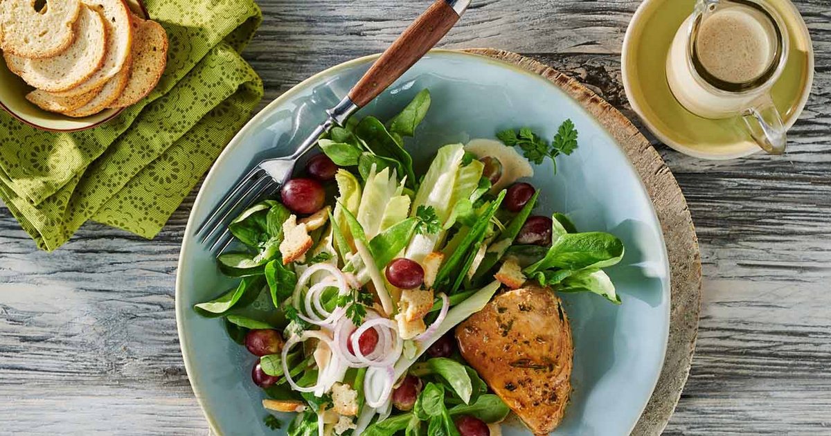 Tuna Steak with Grape and Lambs Lettuce Salad | Kikkoman