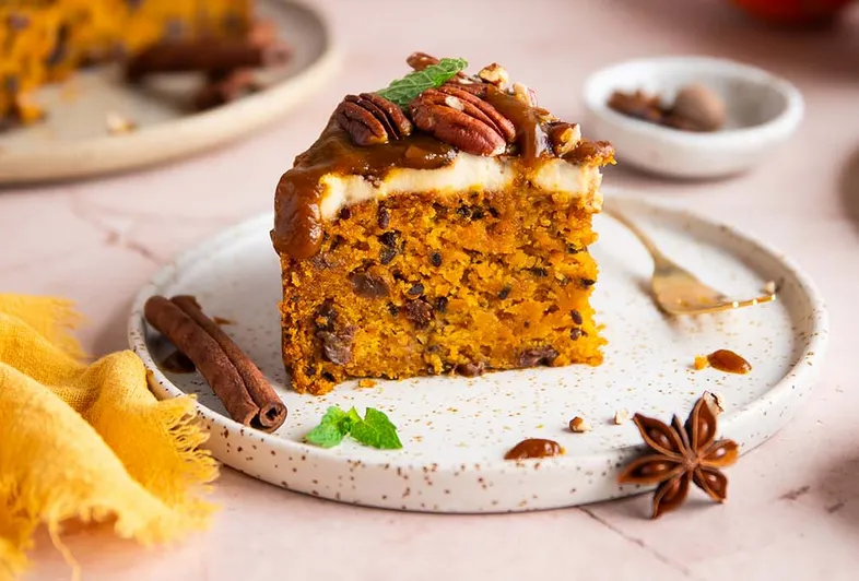 Vegan carrot cake with cashew cream
