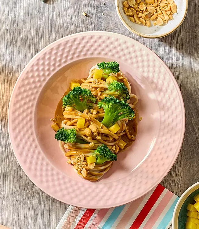 Peanut udon noodles with broccoli and mango