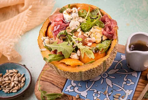 Rocket salad with melon & prosciutto