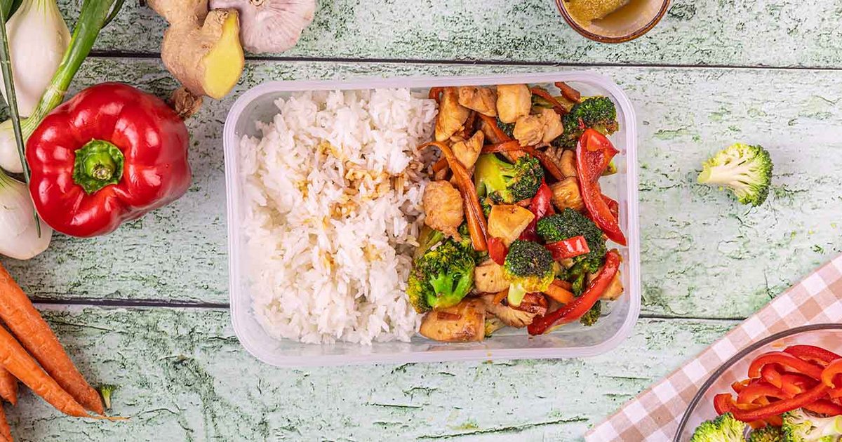 Honey and soy chicken stir-fry with rice | Recipe - Kikkoman