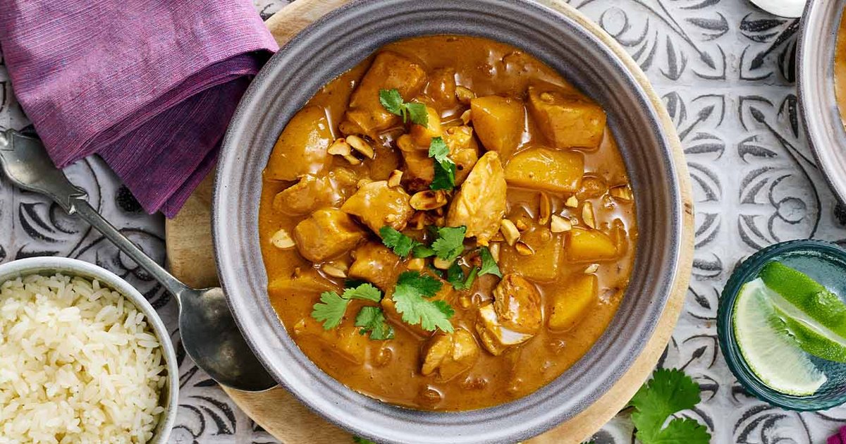 Massaman curry with chicken, potatoes, and peanuts | Kikkoman UK Recipe