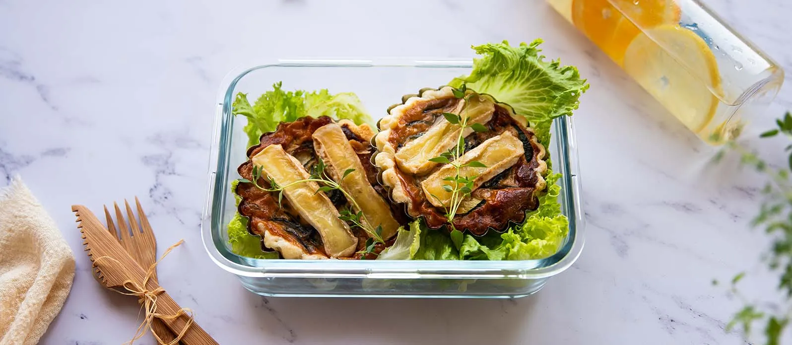 Mini camembert-courgette tartlets