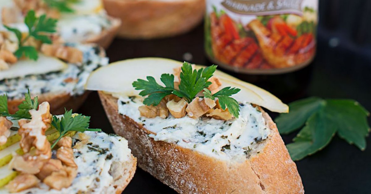 Bruschetta with goats cheese, pesto and pears | Kikkoman