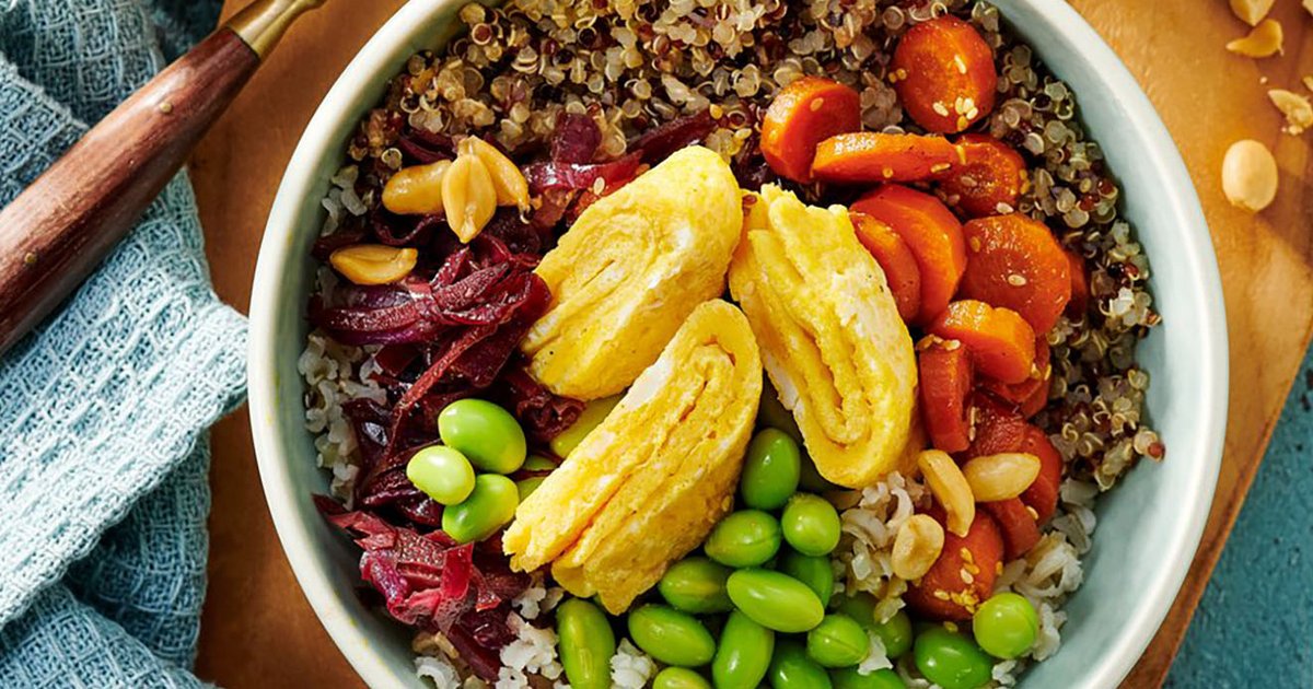 Warm rice and quinoa bowl with omelette and peanuts | Kikkoman