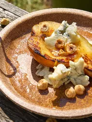 Grilled pears with Gorgonzola and hazelnuts
