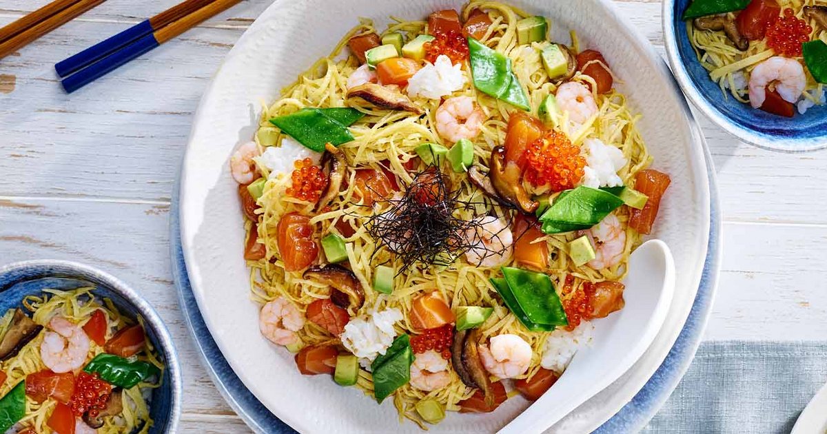 Chirashi sushi with salmon and rice | Kikkoman