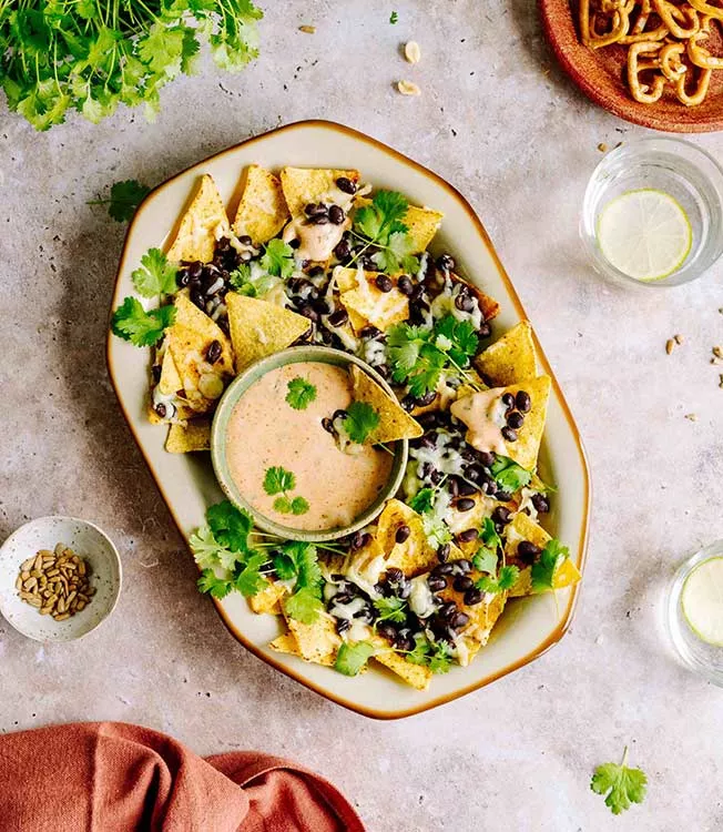 Taco-mayo dip with black bean nachos
