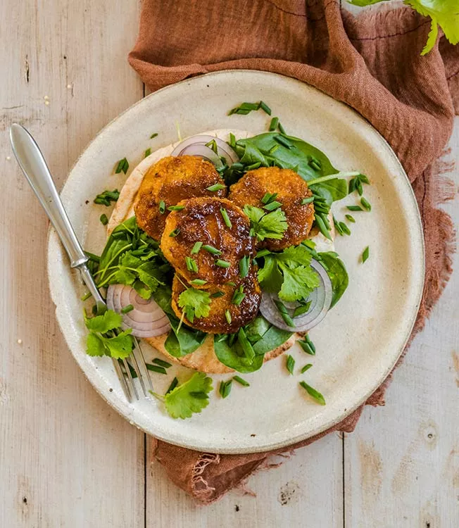 Pitta topped with spiced lentil patties and spinach
