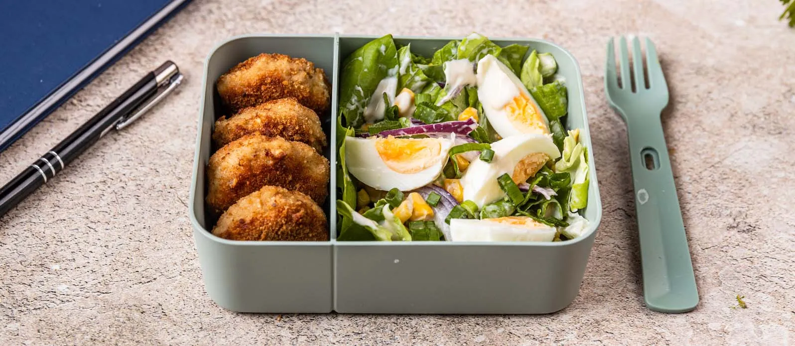 Mini turkey patties with yoghurt dip