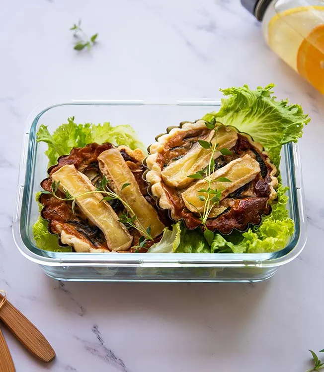 Mini camembert-courgette tartlets