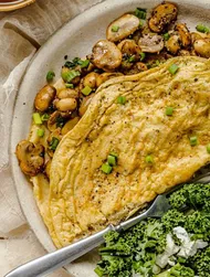 Omelette with mushrooms, kale and feta