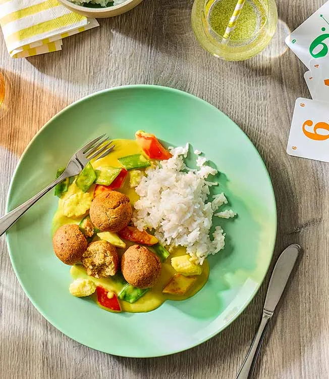 Crispy lentil balls with curry sauce